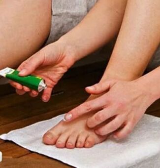 Using therapeutic oil to defeat toenail fungus